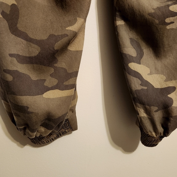 Lane Bryant | Women's Camoflague Printed Cargo Joggers Pants (Size 14/16) - Picture 11 of 12